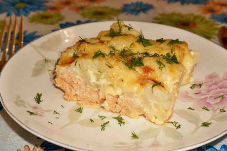 Семга под картофельным пюре в духовке