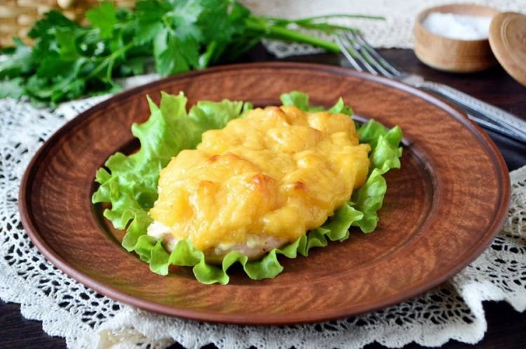 Куриное филе с ананасами и сыром в духовке