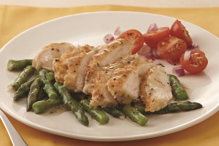 Запеченное куриное филе со спаржей в духовке