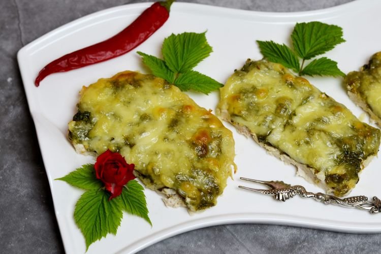 Куриное филе со шпинатом и сыром в духовке