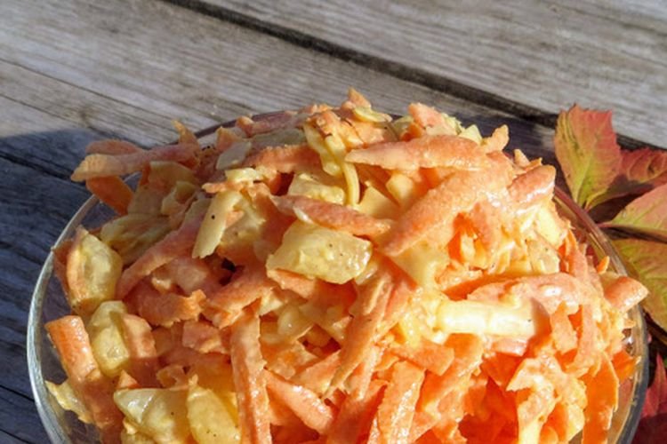 Сочный салат с корейской морковью, ананасами и сыром косичка