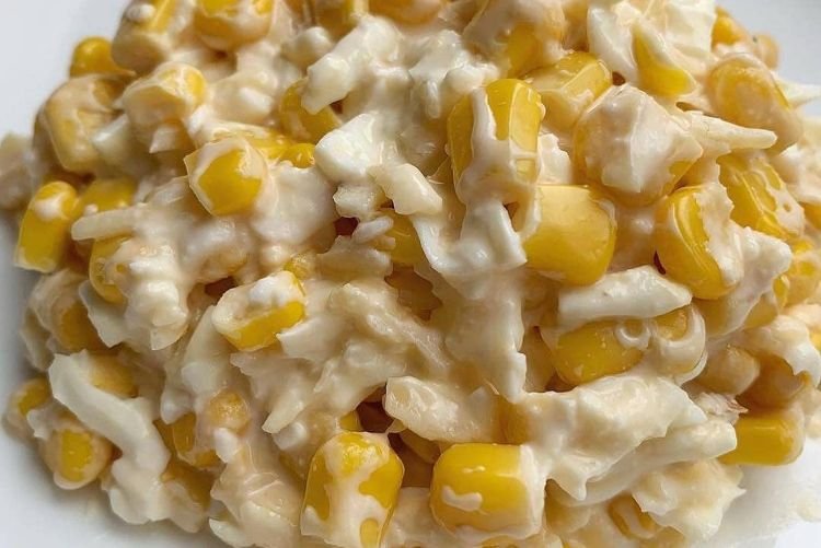 Салат с кукурузой, яйцом, сыром косичка и сухариками