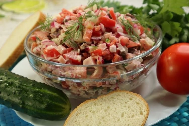 Салат с ветчиной, сыром косичка, огурцами и помидорами