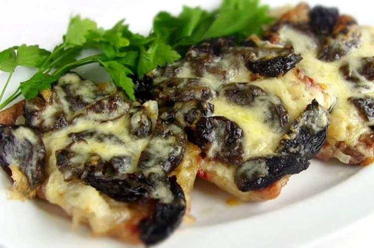 Свиные отбивные с черносливом и сыром в духовке