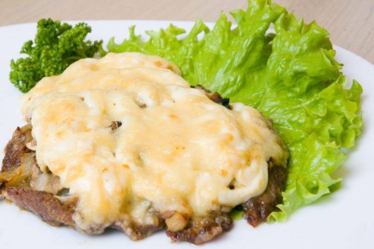 Отбивные из свинины с яблоками в духовке