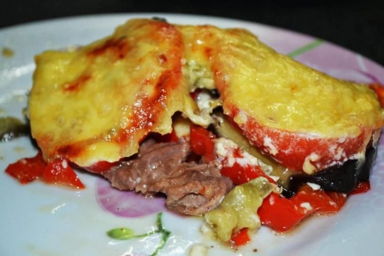 Отбивные из свинины с баклажанами, помидорами и сыром в духовке