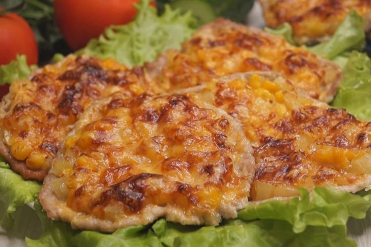 Свиные отбивные с сыром и ананасом в духовке