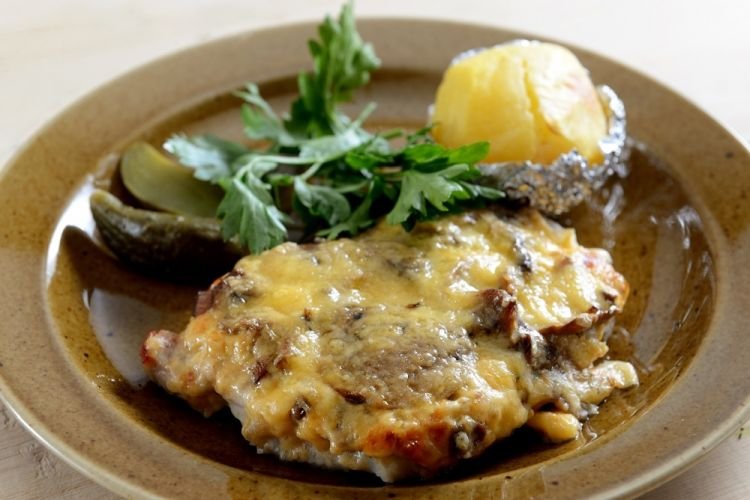 Отбивные из свинины, запеченные с горчицей и майонезом