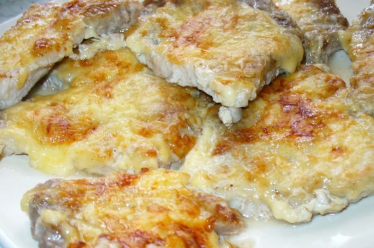 Отбивные из свинины, запеченные с горчицей, сметаной и сыром