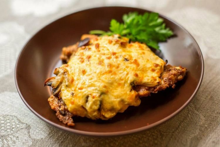 Отбивные из свинины, запеченные в сливочно-грибном соусе