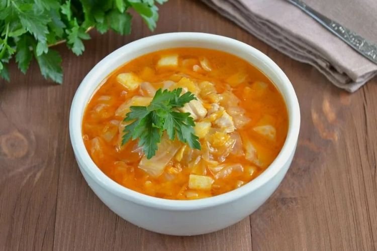 Гороховый суп с курицей, томатным соусом и квашеной капустой