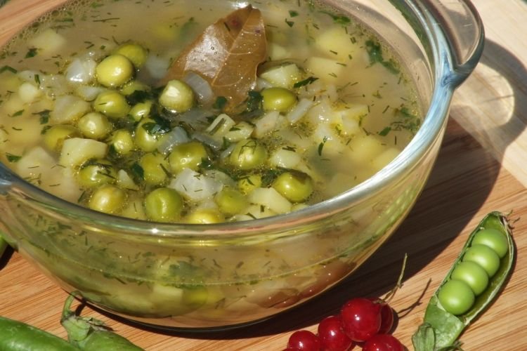 Суп с зеленым горошком и курицей