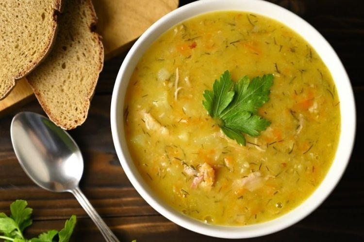 Гороховый суп с курицей, петрушкой и мятой