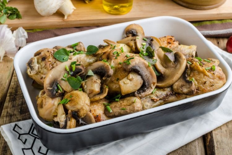 Куриные голени с шампиньонами и луком в духовке