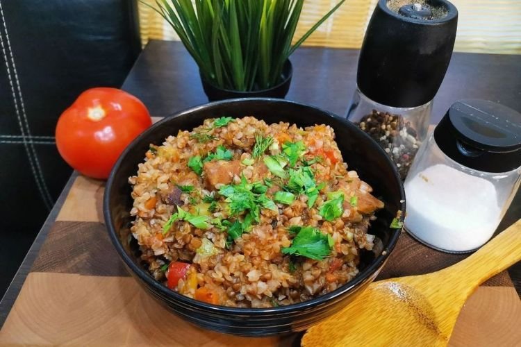 Гречка по-купечески с индейкой и помидорами