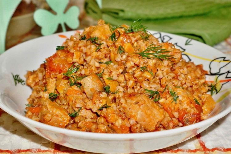 Гречка по-купечески с курицей и томатным соком
