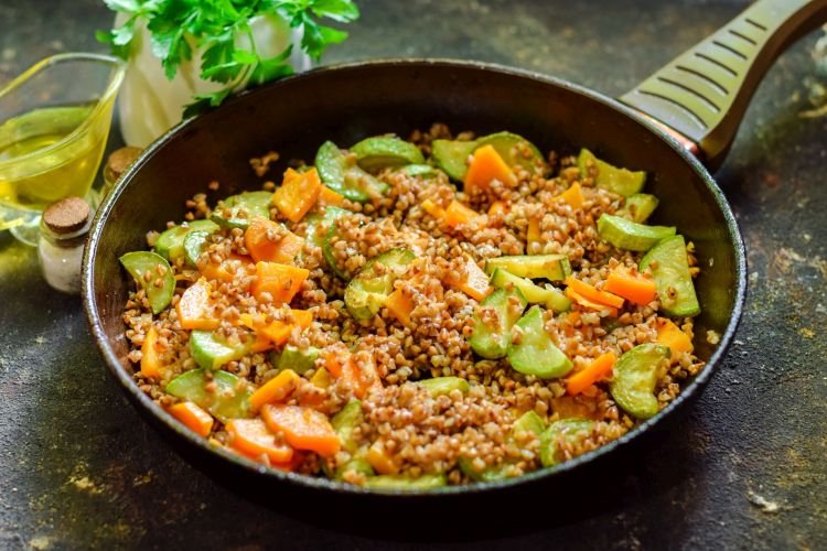 Гречка по-купечески с молодыми кабачками