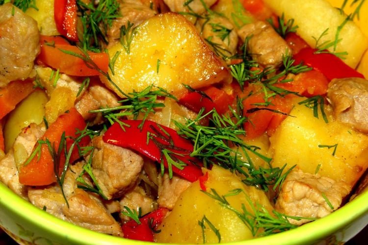 Жаркое из свинины, сельдерея, болгарского перца и картофеля