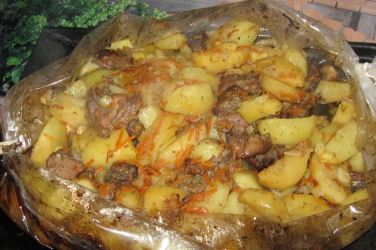 Жаркое со свининой и картошкой в рукаве
