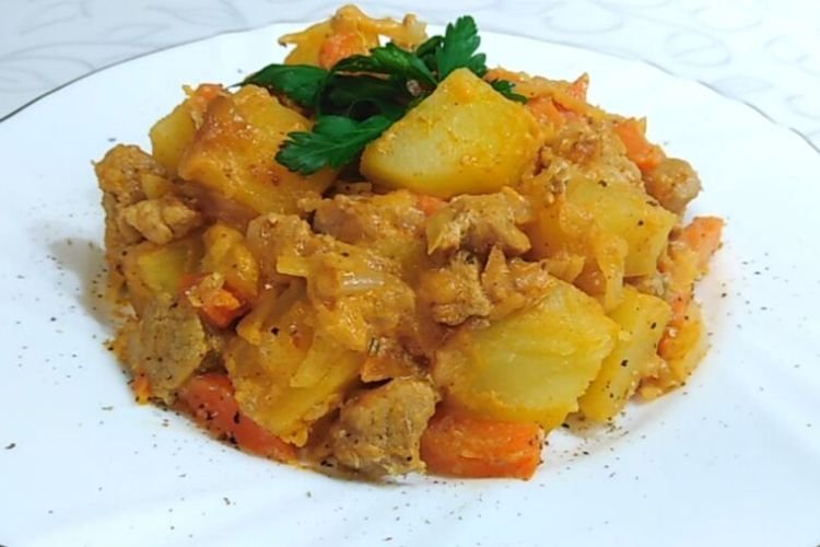 Жаркое из свинины с картошкой, горчицей и сметаной