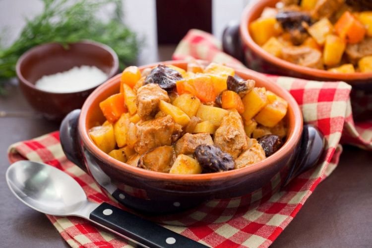Жаркое из свинины, картофеля и чернослива