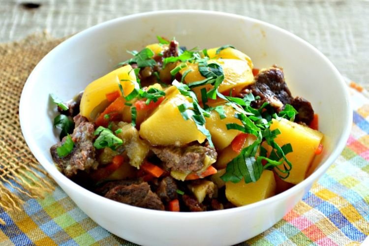 Жаркое из свинины, картошки и баклажанов