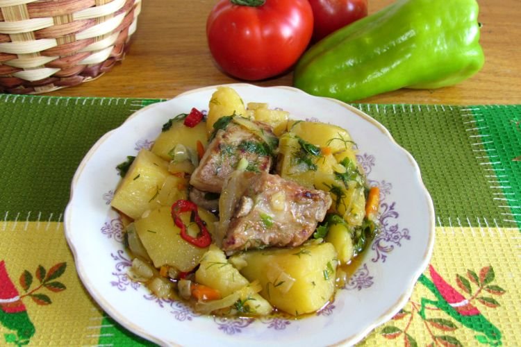 Пикантное жаркое из свинины, картофеля и острого перца