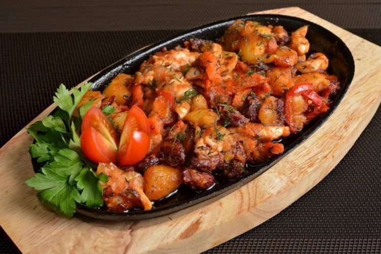 Жаркое со свининой, помидорами и картошкой