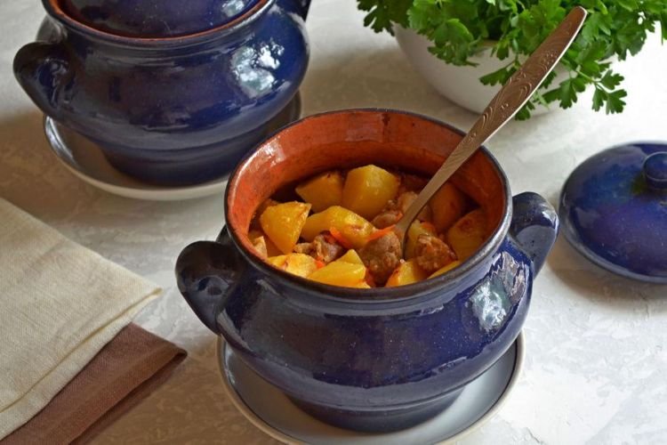 Жаркое из свинины в горшочках