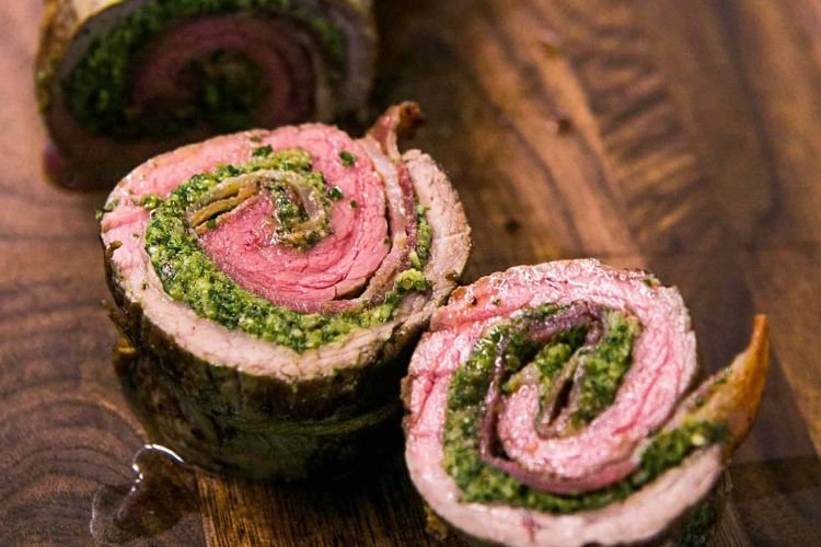 Мясной рулет из говядины с орехами и базиликом