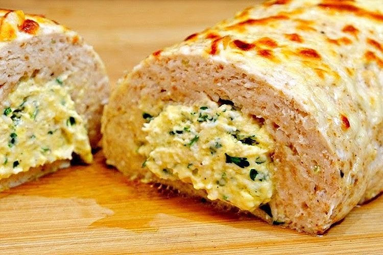 Мясной рулет из куриного фарша с плавленым сыром