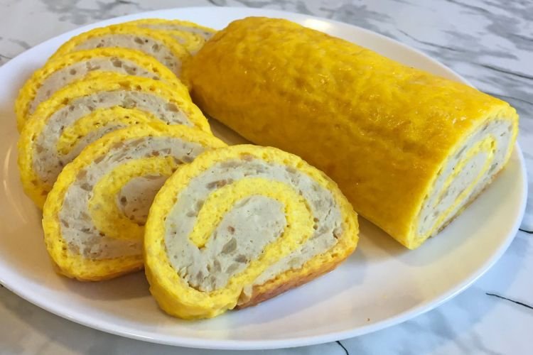 Мясной рулет в оболочке из сыра и картошки