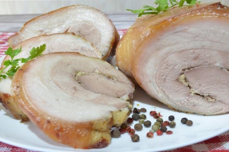 Мясной рулет из подчеревка