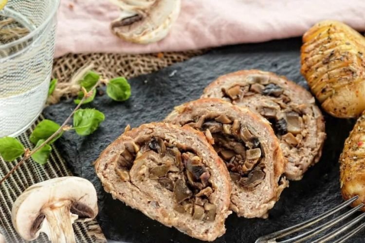 Мясной рулет с грибами