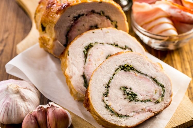 Мясной рулет с черемшой и луком