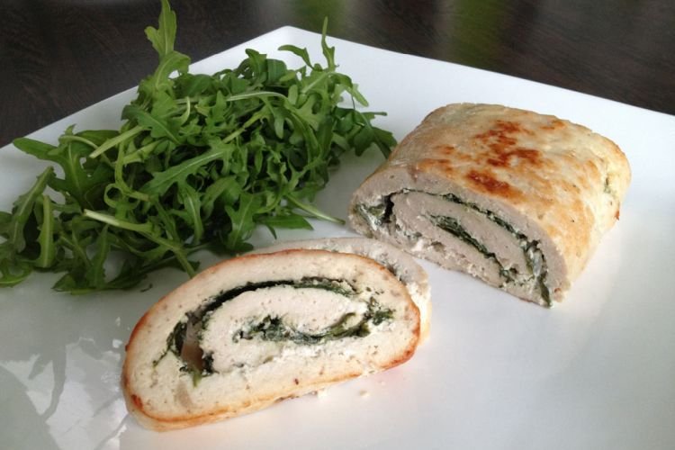 Мясной рулет из курицы со шпинатом и сыром