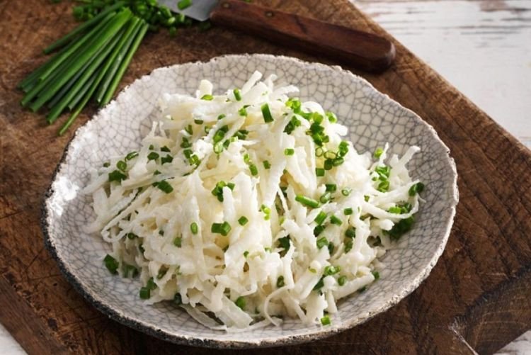 Салат с капустой, козьим сыром и черной редькой