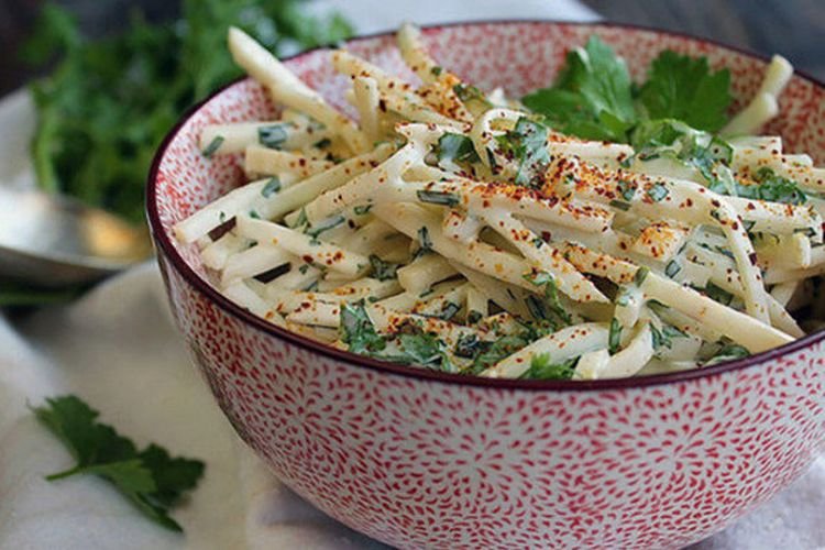 Салат из черной редьки, сельдерея и зелени