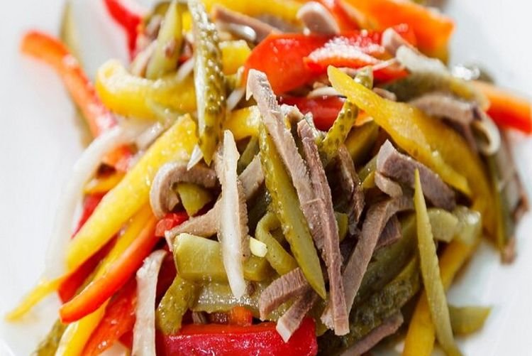 Салат с говядиной, черной редькой, картофелем и солеными огурцами