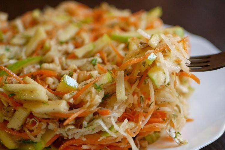 Диетический салат из яблока, черной редьки, моркови и тыквы