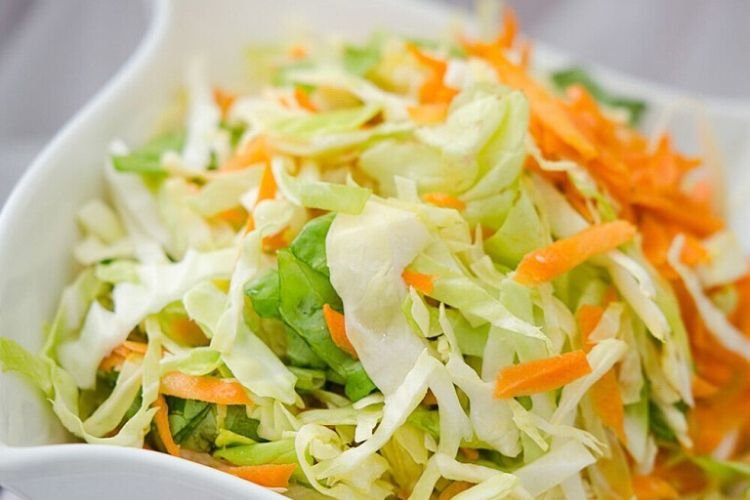 Салат с пекинской капустой, черной редькой и морковью