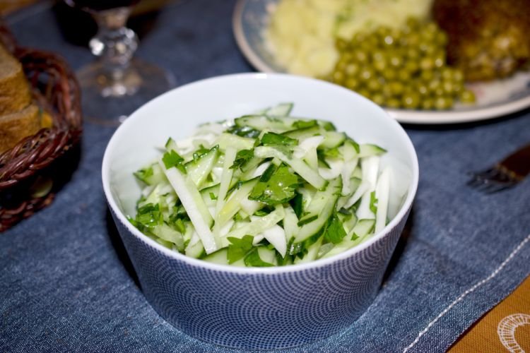 Свежий салат из черной редьки, огурца и зелени