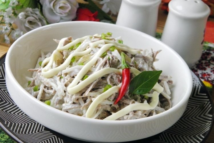 Салат из говядины, черной редьки, моркови и маринованных грибов