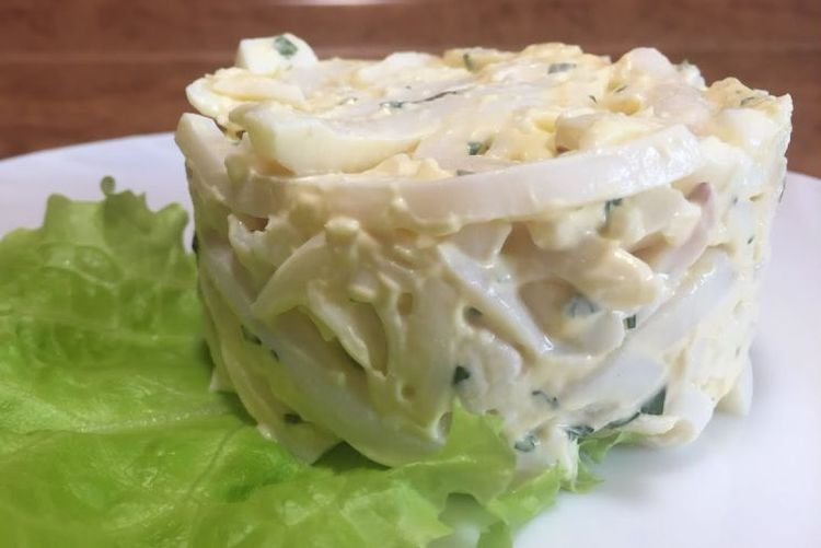 Салат из черной редьки, кальмаров и сыра