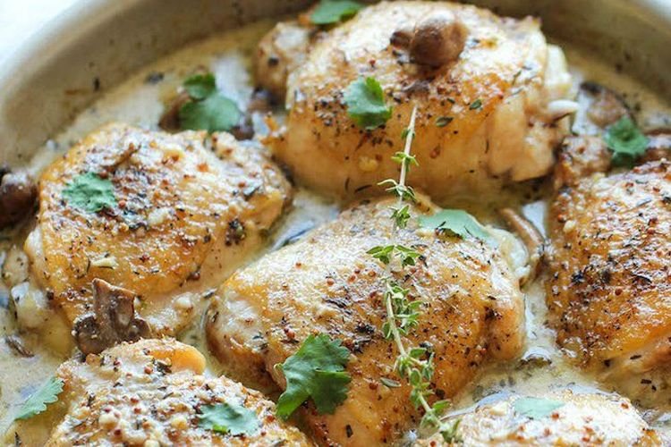 Куриные бедра, запеченные с грибами и сливками