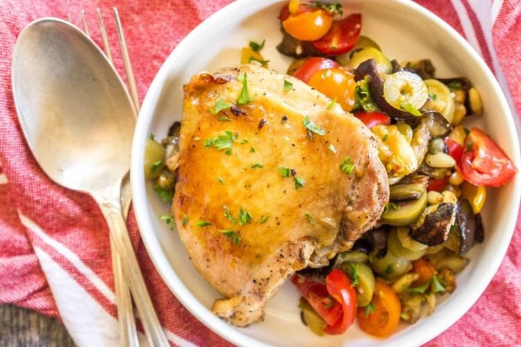 Куриные бедра, запеченные с баклажанами и помидорами в рукаве