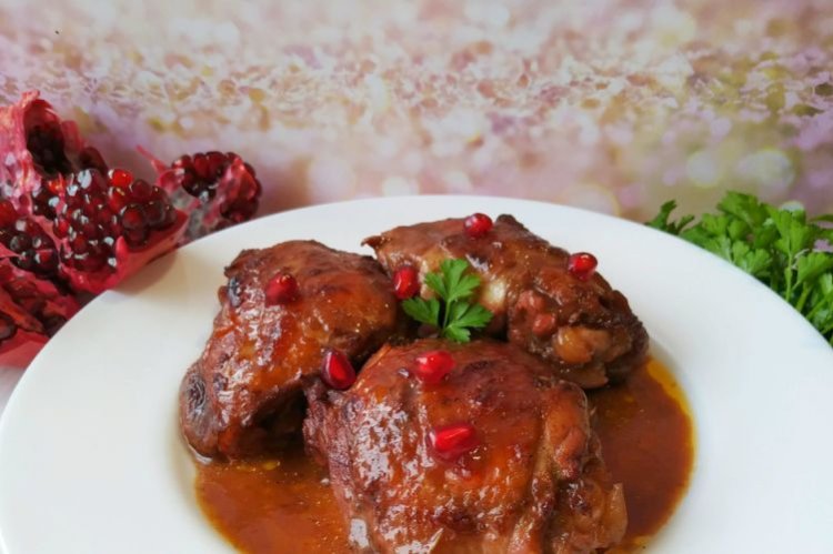 Куриные бедрышки, запеченные в гранатовом соусе