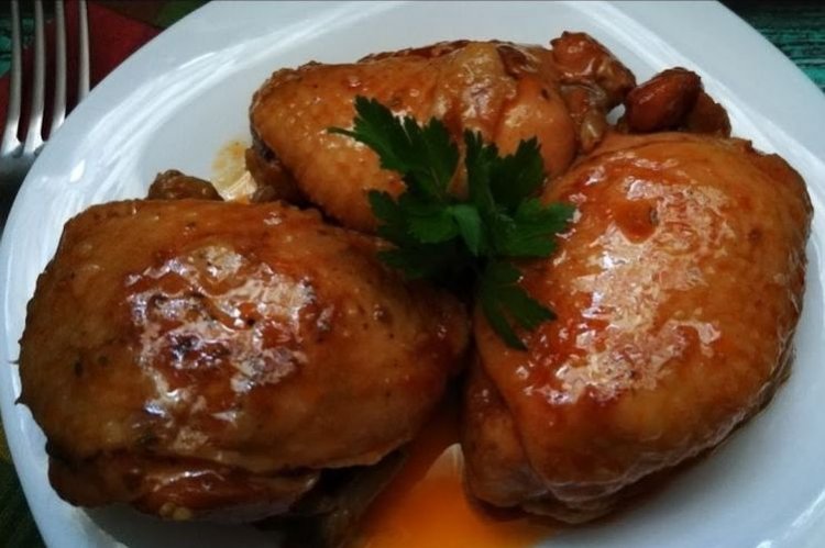 Куриные бедра с острым кетчупом и чесноком в духовке