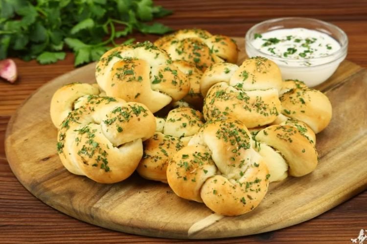 Дрожжевые булочки с сыром и чесноком