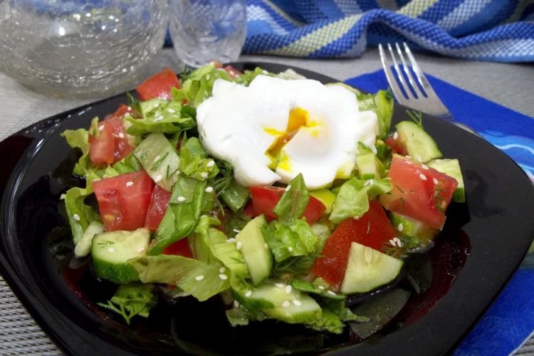 Яйца-пашот с овощами